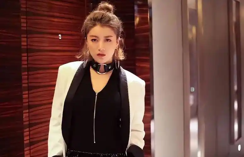 好声音没夺冠,却嫁给爱奇艺总裁,34岁成了人生赢家_李嘉格_车澈_音乐