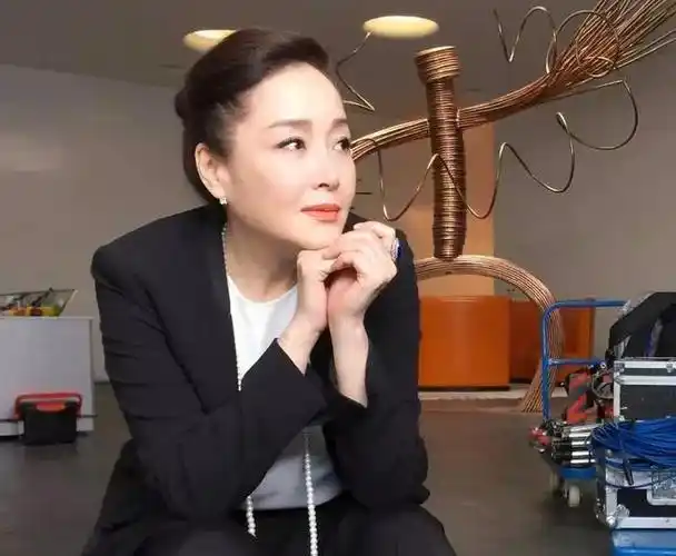 万梓良前妻恬妞为女儿开生日会 独自抚养学霸女成内地成功女老板