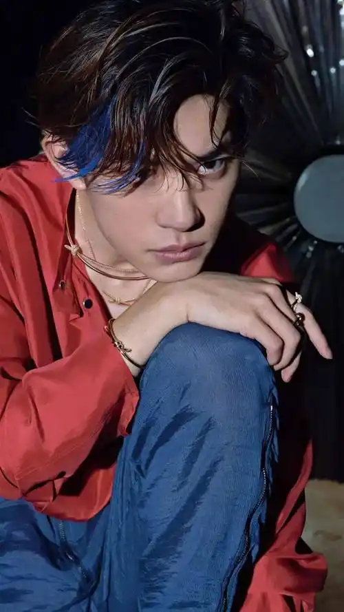 易烊千玺最新《时尚芭莎》开季封面壁纸走一波,每一张都超好看!