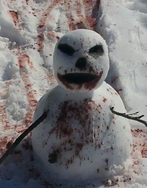 "惊悚版雪人"吓尿路人,晚上碰见一定会做噩梦整晚