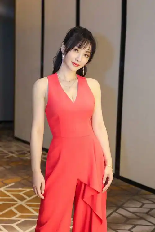 43岁柳岩越来越可怕了,整个人瘦到脱相,事业线都没了_身材_角色_显得