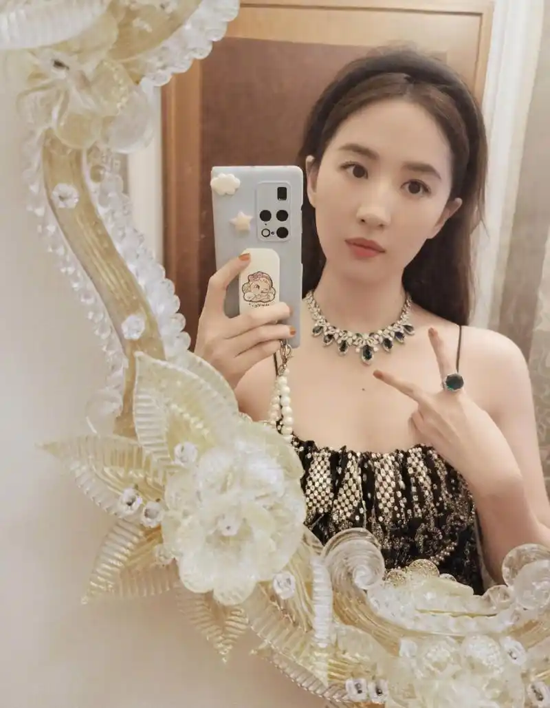 刘亦菲的最新照片,姐姐真是太可爱了!