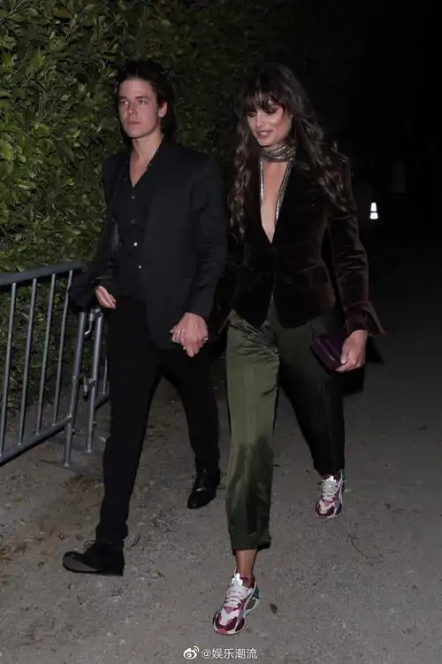 街拍美图 | 小泰山taylor hill携带男友现身奥斯卡预热派对