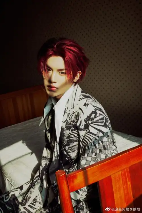 黄明昊紫发春日随拍##黄明昊紫发黑大衣