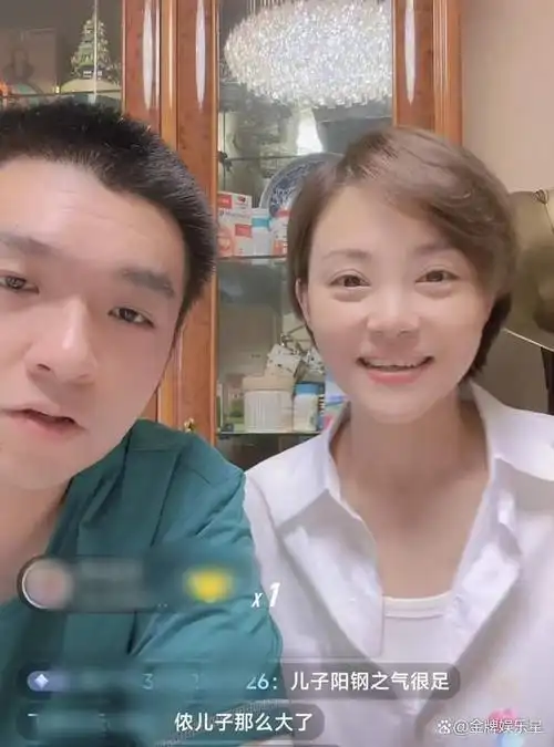 毛猛达与女儿,儿子同框直播,儿子26岁阳刚俊朗,女儿神似孙俪