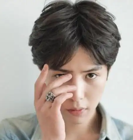 最好看的男生中分发型造型