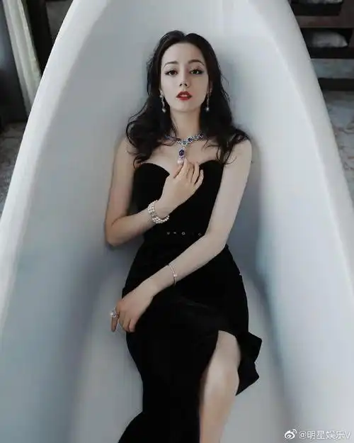 迪丽热巴又美出新高度穿黑色抹胸天鹅绒晚礼服优雅高贵