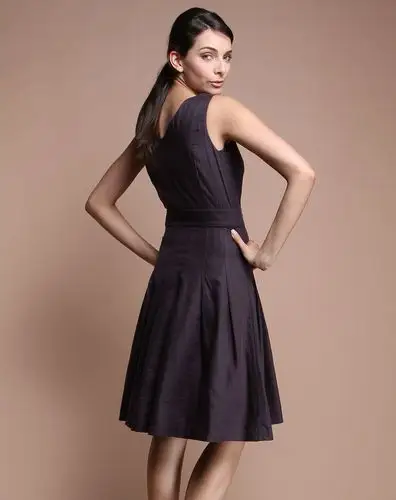 歌力思ellassay暗紫色简约v领无袖连衣裙e082y999469_唯品会