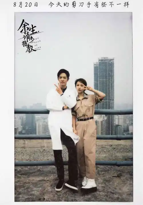 杨紫晒照比v一脸甜笑,却意外撞脸现男友_李现_肖战_照片