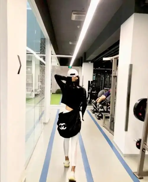 秋雅王智晒健身照大长腿小蛮腰尽显女神风范