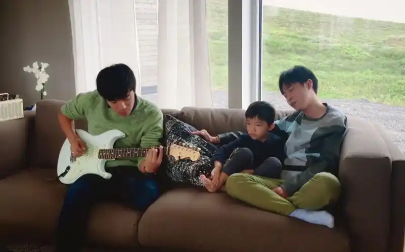 【蘇打綠】吴青峰&刘家凯吉他弹唱〈多希望你在〉特别出演:合音小天使