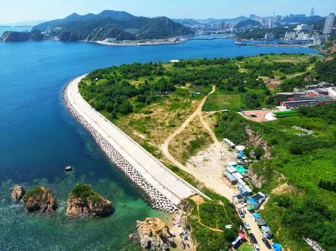 航拍大连琥珀湾,浪漫美丽的浴场,水质太清了,人也不是很多,还有很多网