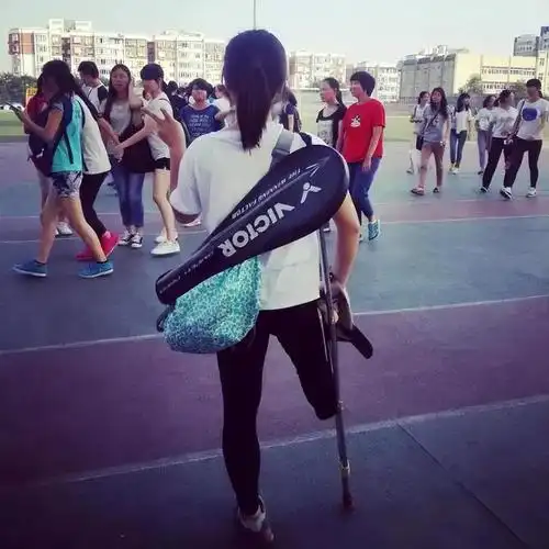 不是活给你们看90后独腿女孩穿短裙露假肢为隐形人发声