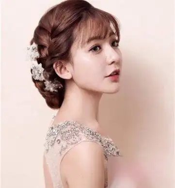 大爱韩式新娘发型的大脸女生,结婚当天不妨将长发大偏分梳理,两边的