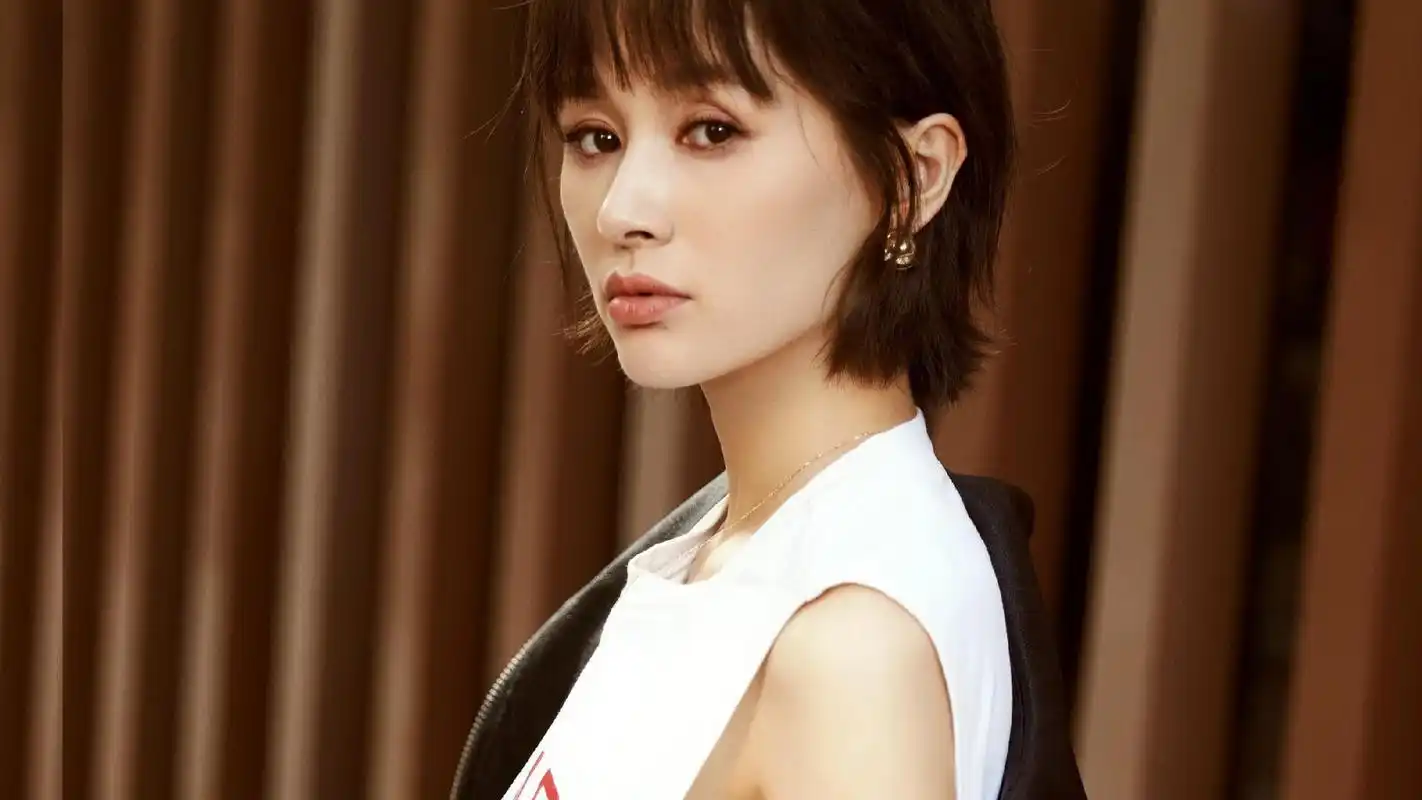 王子文机场造型潮翻天,帽子上系鞋带,别致的时髦感你喜欢吗?