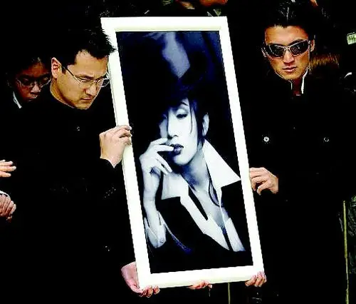 繁花落尽芳魂如烟梅艳芳遗体昨火化挥别40年如花岁月组图