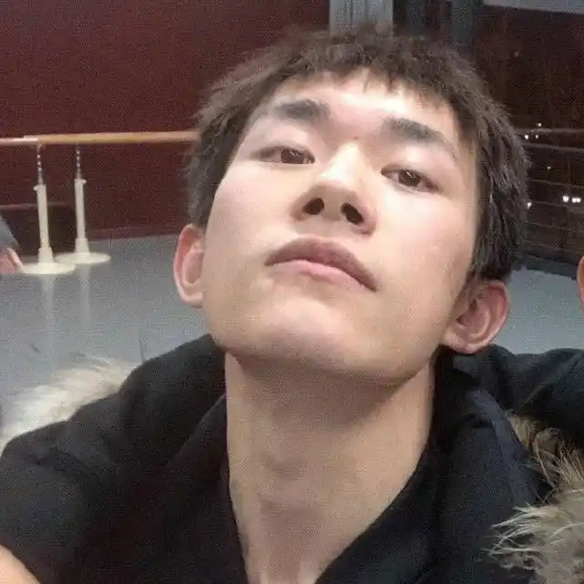 易烊千玺和同学自拍各种迷之角度,吐舌头毫无偶像包袱