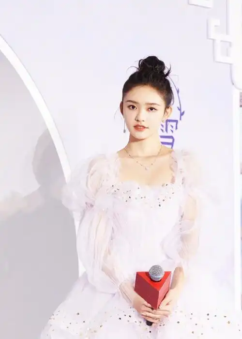 林允穿粉色纱裙仙气飘飘 扎丸子头甜美似小公主