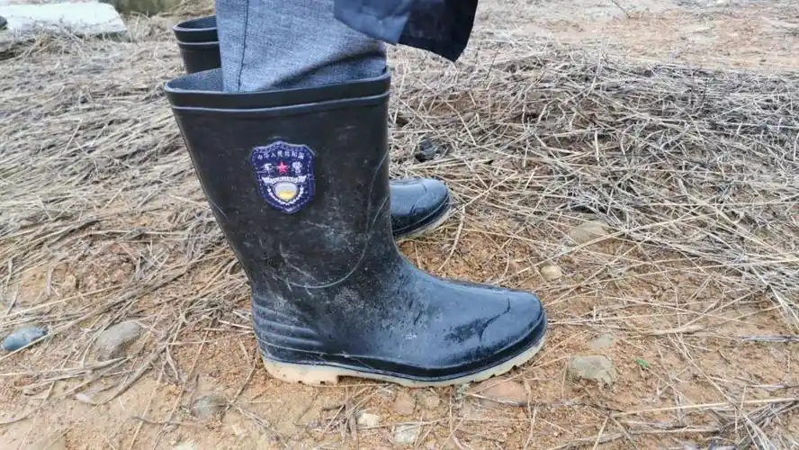 82岁的周洪金 穿着我们倡议捐赠的雨靴