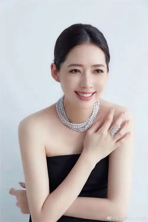 郭碧婷孕期写真曝光 巧遮孕肚满脸幸福状态好