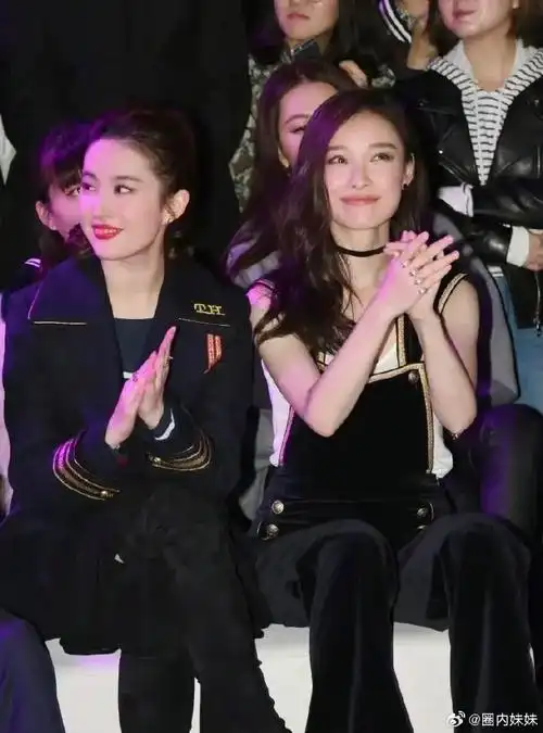 刘亦菲倪妮早期同框照,两位冷白皮女星真的各有各的美,难分伯仲!