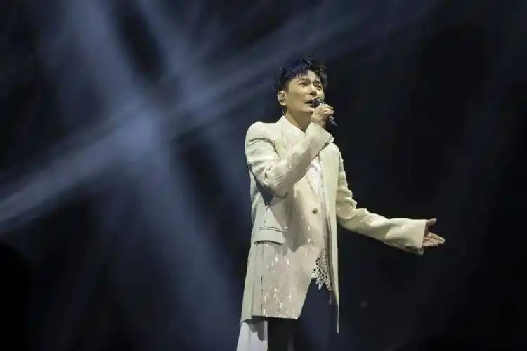 2023张信哲郑州演唱会_歌迷_演出服_青春