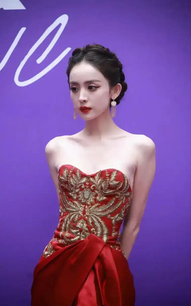 古力娜扎瘦脱相了!