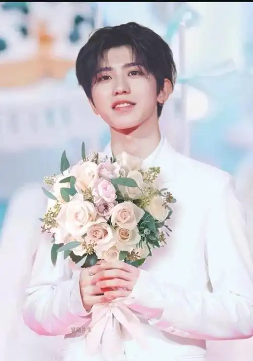 蔡徐坤捧花合集分享今晚的做梦素材已收集完毕