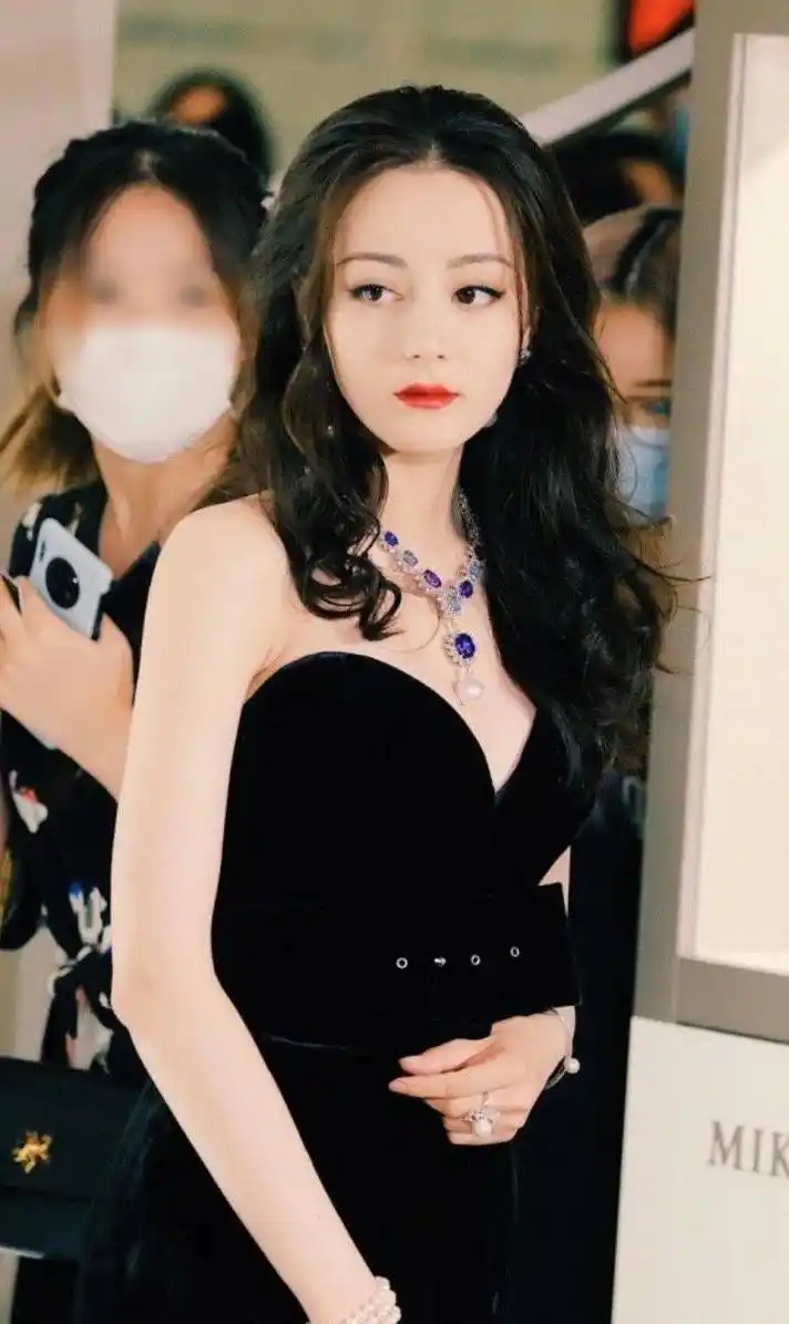 迪丽热巴参加活动生图曝光 精致得像个洋娃娃