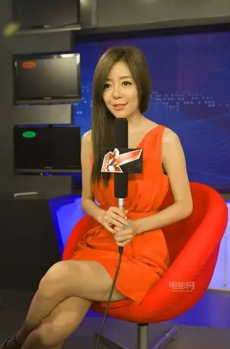 "桐乡"微电影之《坚持》剧照 安又琪红裙美艳