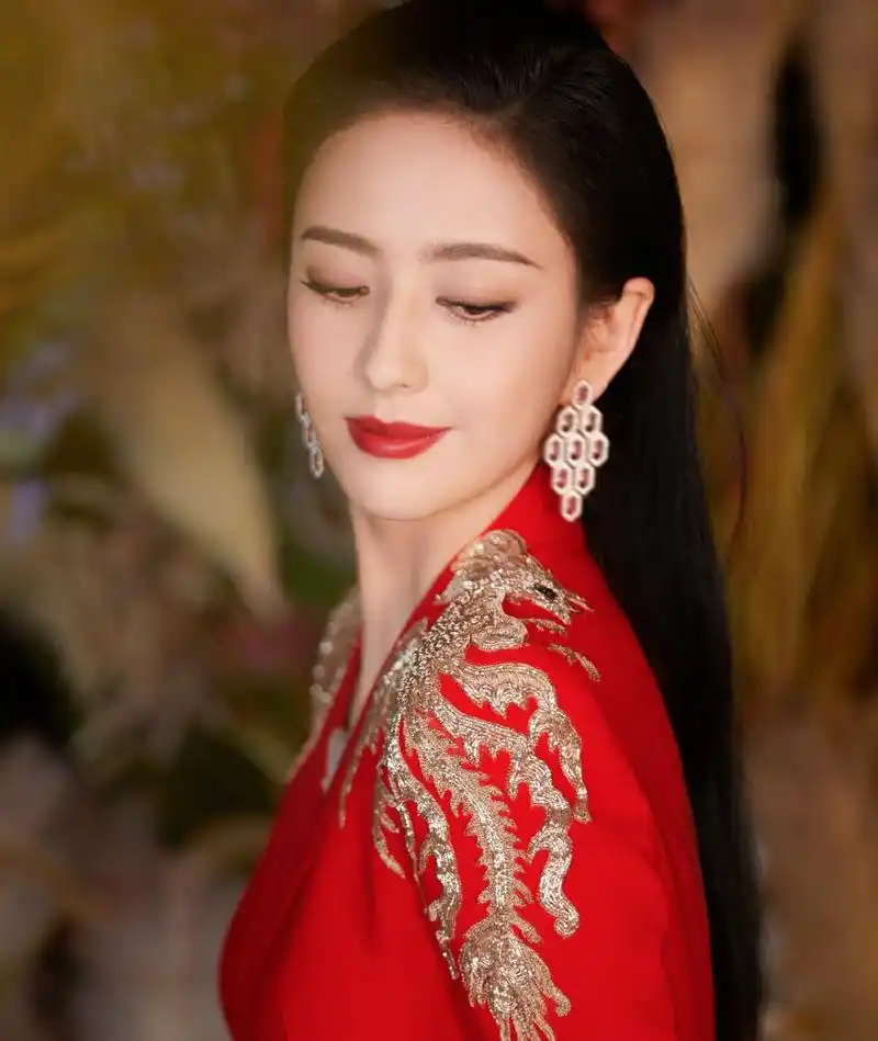 一开始当知道佟丽娅出现在主持团队的时候,着实是让人惊讶了不少,因为