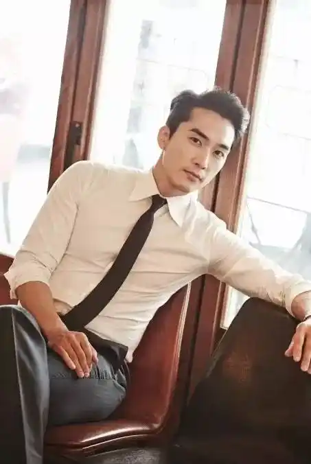 1995年模特出道,2000年凭《蓝色生死恋》红遍亚洲的宋承宪,"高富帅"