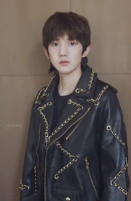 王源超话#王源的考古日记#过去三年了还是很喜欢这个发型好乖呀