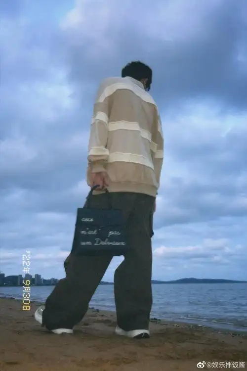 朱正廷海边沙滩随拍九宫格