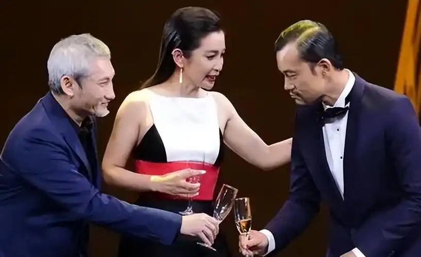 回顾任泉李冰冰不是我们班最漂亮的但她有张照片特吸引导演