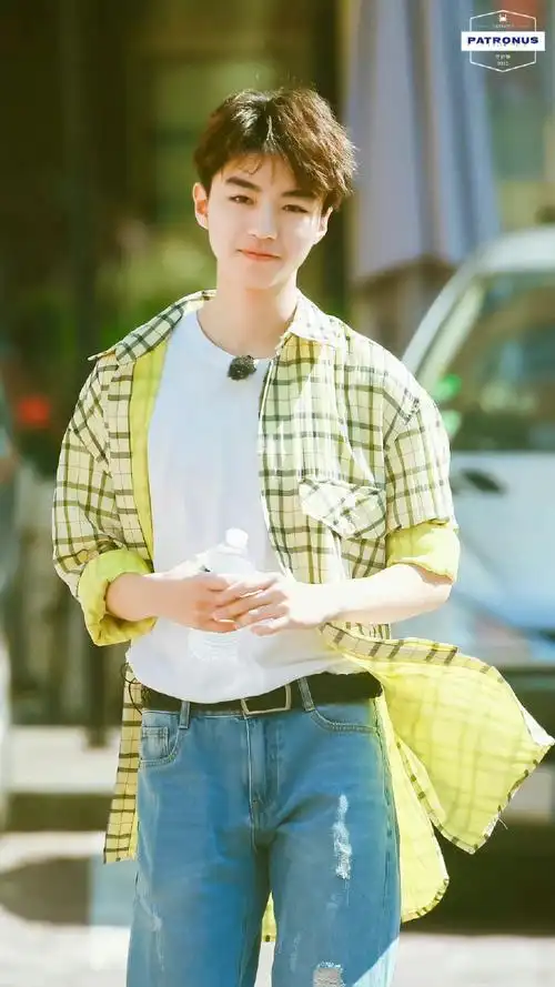 有一种衬衫叫王俊凯的衬衫,没有人能拒绝穿衬衫的王俊凯!