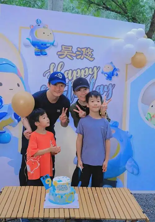 谢楠俩儿子被赞独立吴所谓兄弟合影不黏吴京夫妇看镜头很自信