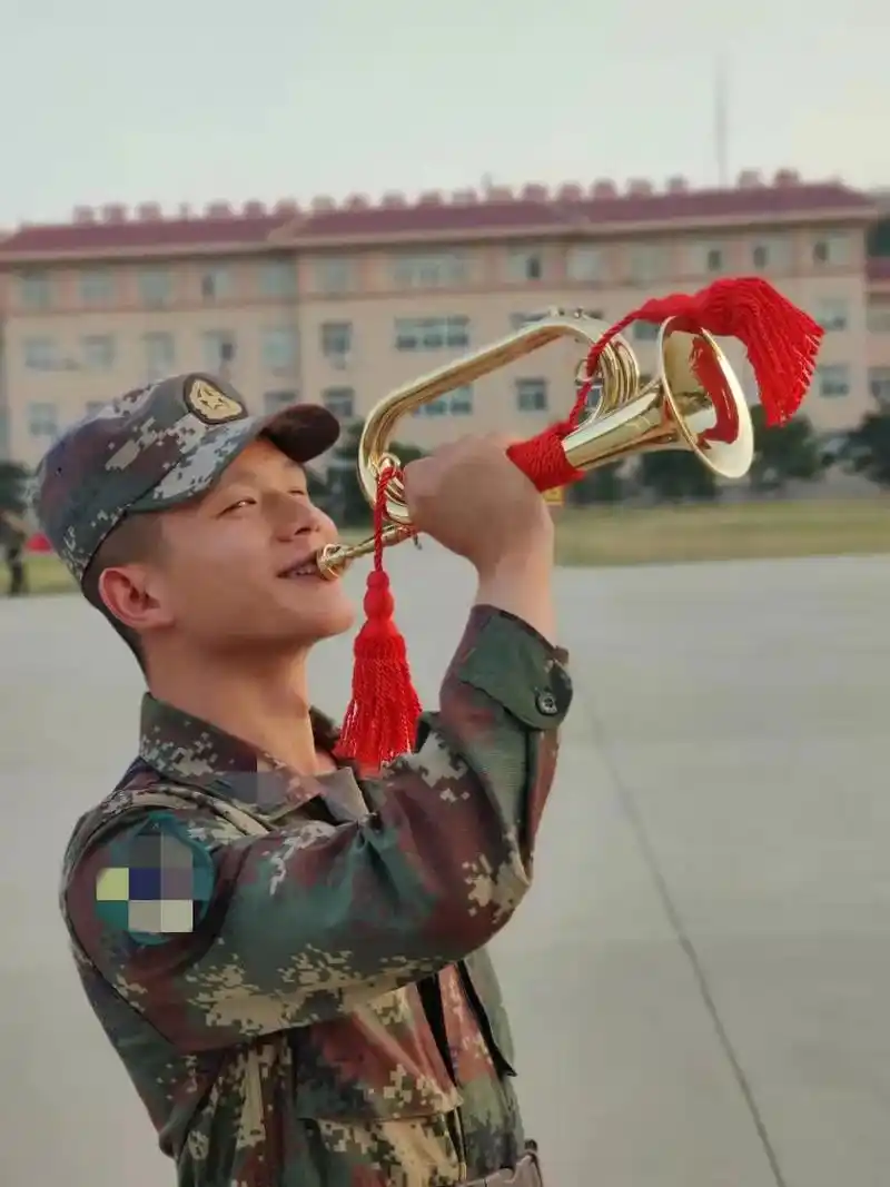 94当兵8年,现如今在成都创业打拼.青春给了部队,发型输给了 - 抖音