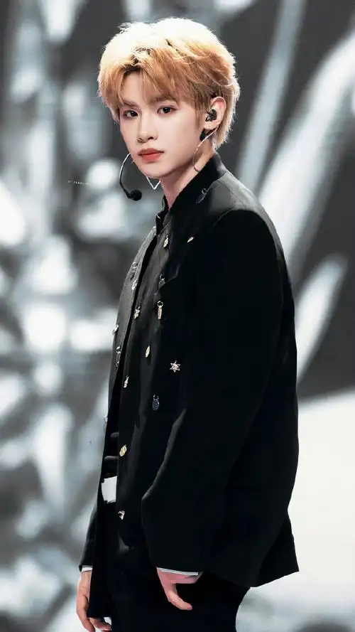 黄明昊22岁庆生照