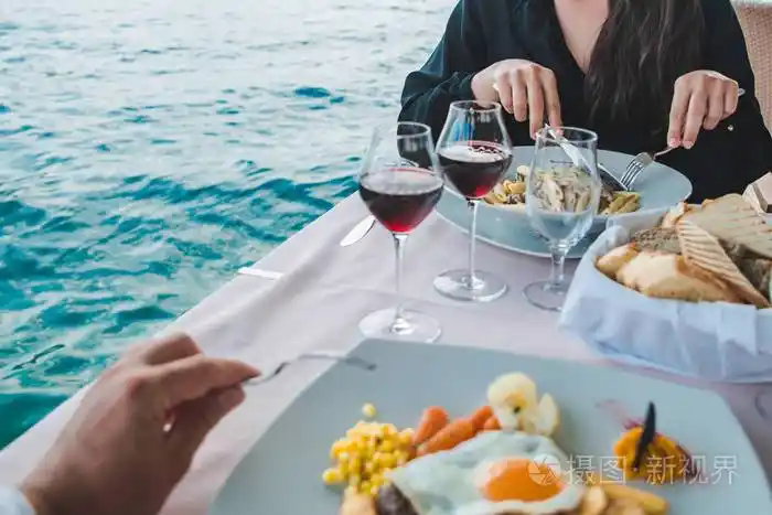 夫妇在海边的餐馆吃饭浪漫的约会暑假假期