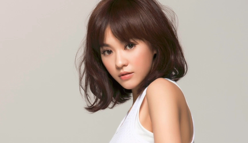 大学毕业之后的陈意涵,并不得志,只能在餐厅当服务员打零工赚取一点