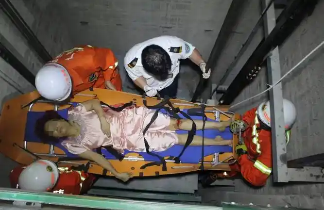 要紧额玉林女子深夜起来不慎坠入家中电梯井被困视频图片