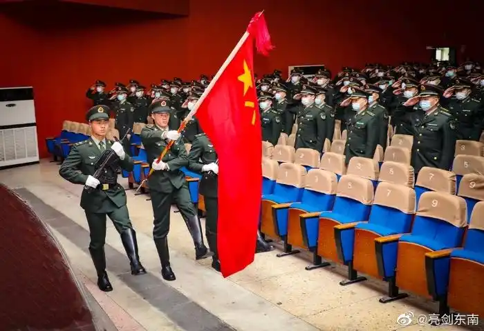 军官退役向军旗敬礼