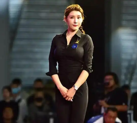 刘太阳身着职业装,将前凸后翘的好身材