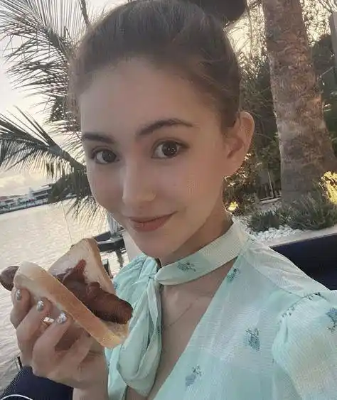 天王嫂昆凌晒全素颜怼脸自拍,皮肤白皙水嫩一点不像俩娃辣妈_周杰伦