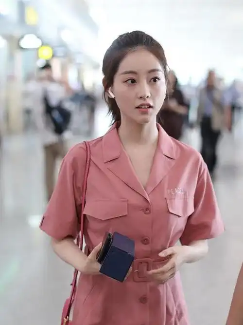 27岁祝绪丹会穿,粉色衬衫裙配高马尾甜美可人,比"周芷若"还美