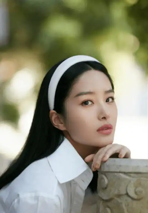 30岁的杨采钰,她的身材简直了回头一笑,又甜又性感,太迷人了!