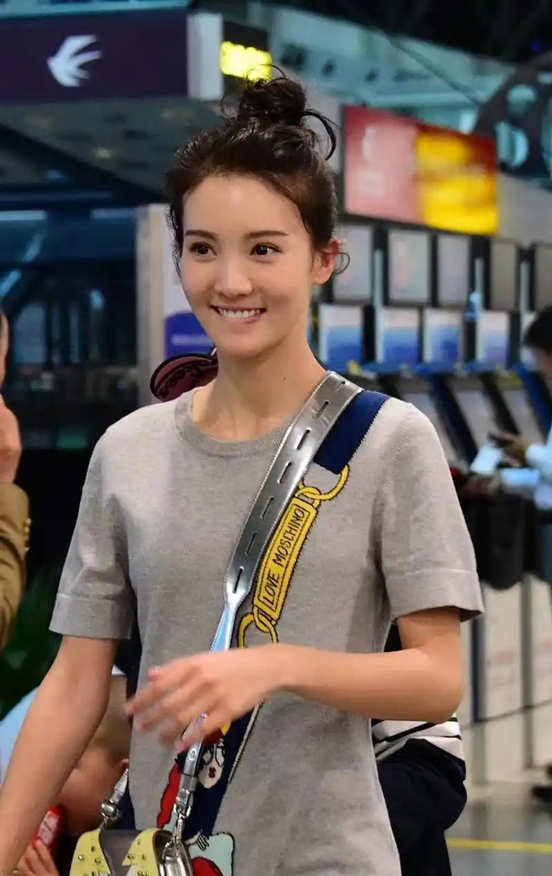 原来,早期的金晨,竟然这么好看!  真的是可爱又灵动啊!