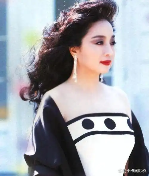 徐小凤,被誉为"香港之莺",出道53年的巨星,歌唱实力依然屹立不倒.