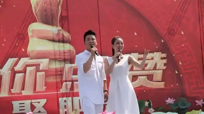 云朵和老公太般配!甜蜜对唱刀郎歌曲《手心里的温柔》,太长脸了